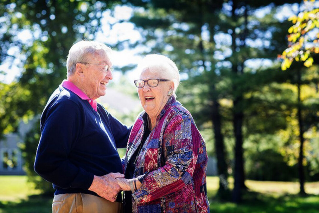 Пожилая счастливая пара