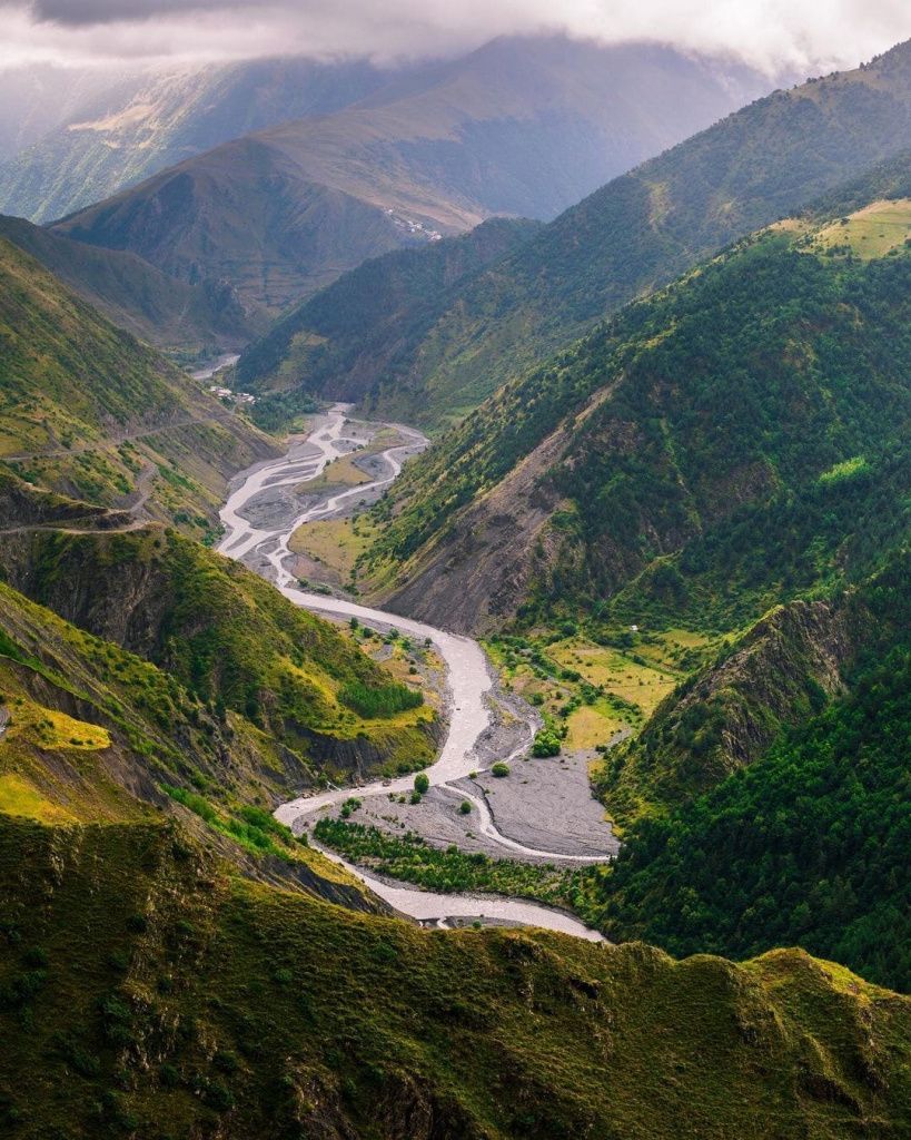 Горы и река в Дагестане