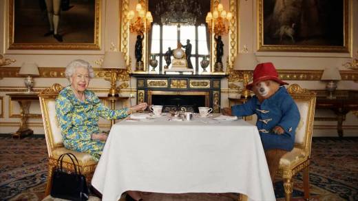 Елизавета пьет чай со знаменитым медвежонком Паддингтоном.