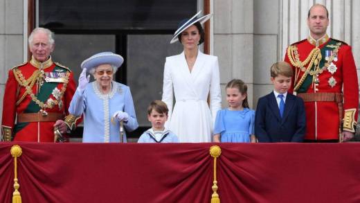 Королева Елизавета II с семьёй