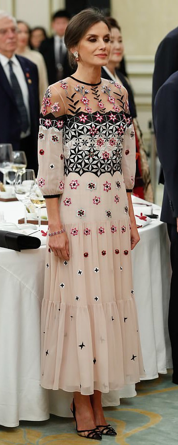 Королева Летиция в платье Temperley London