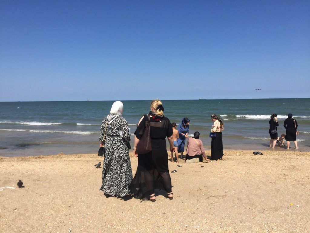 Люди на пляже в Дагестане