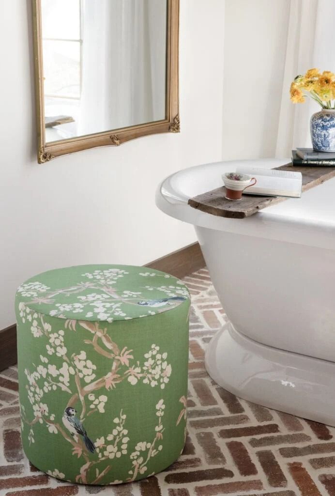 Пуф в стиле шинуазри