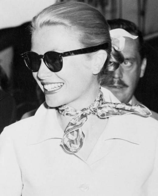 Грейс Келли в платке и очках, 1966