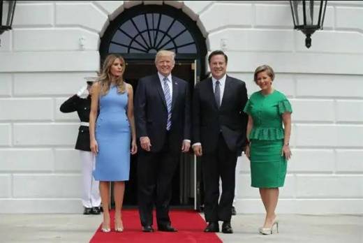 Мелания Трамп выбирает платье-футляр от Michael Kors