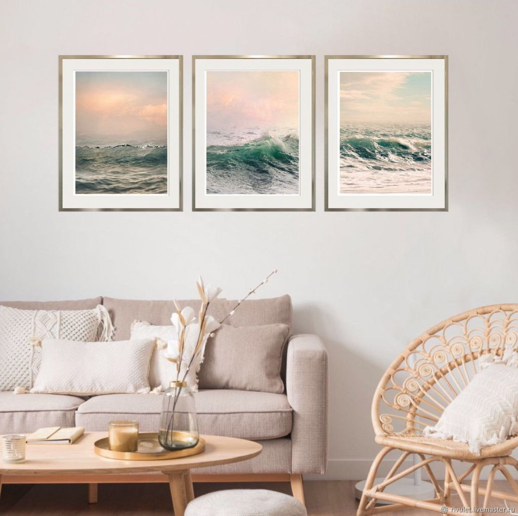  Интерьер дома в бежевых тонах с тремя картинами моря
