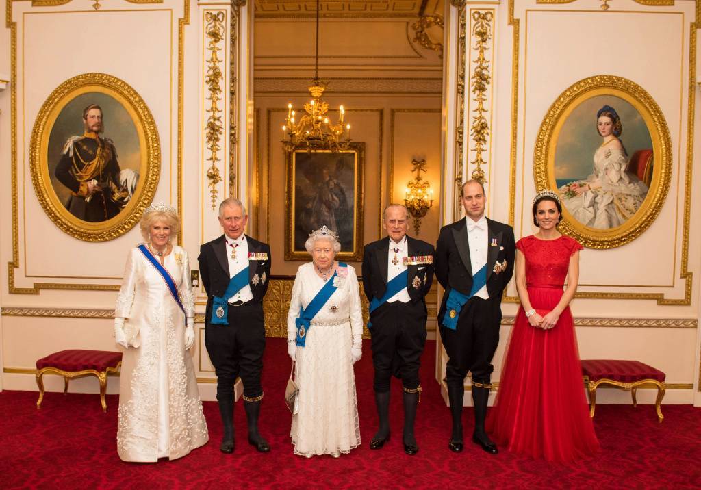 Представители королевской семьи в Букингемском дворце