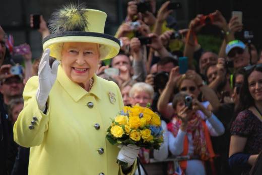 Елизавета II в жёлтом пальто и шляпке