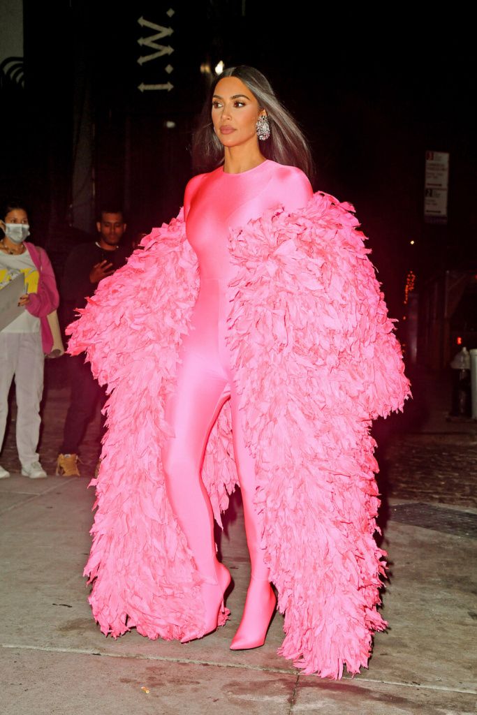 Ким Кардашьян в розовом костюме с перьями