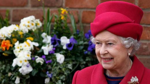 Елизавета II в красном пальто и шляпке