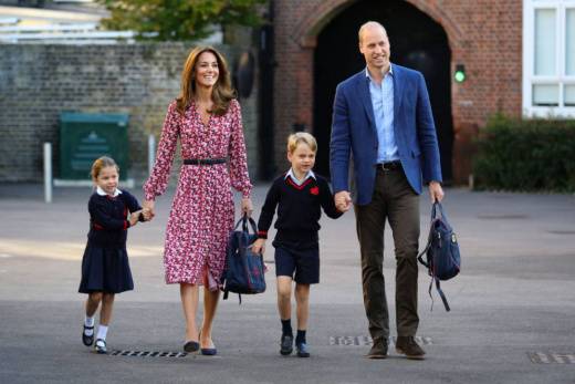Герцог Уильям и герцогиня Кэтрин Кембриджские на прогулке с детьми