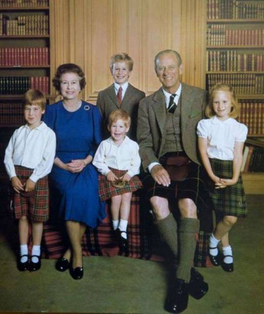 Елизавета II с мужем и в окружении внуков