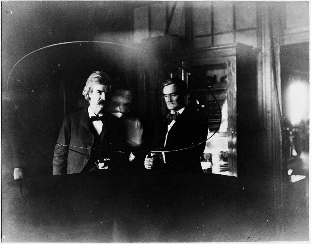 Марк Твен с известным ученым и изобретателем Теслой