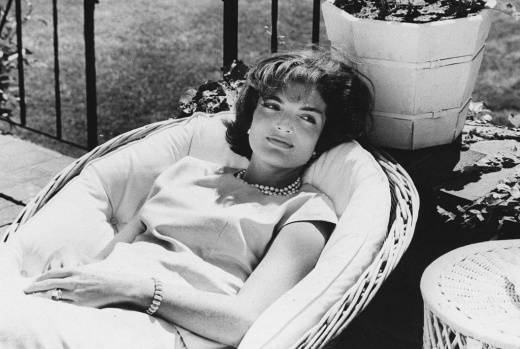 Жаклин Кеннеди с жемчужными украшениями