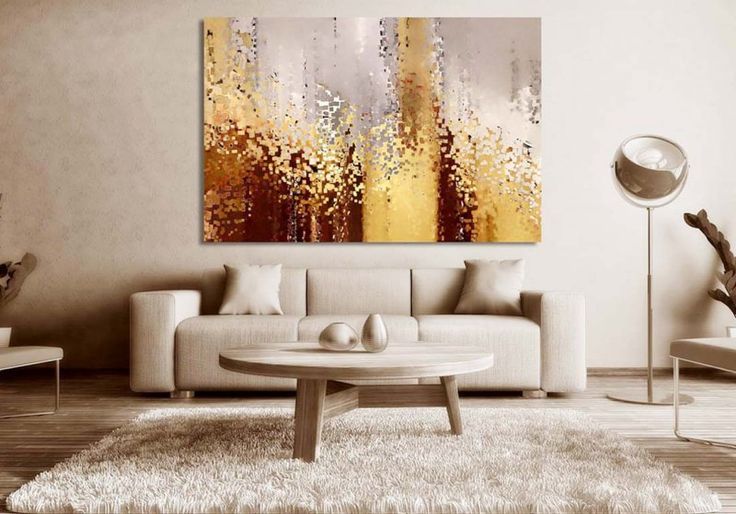 Интерьер дома в бежевых цветах с золотистой картиной