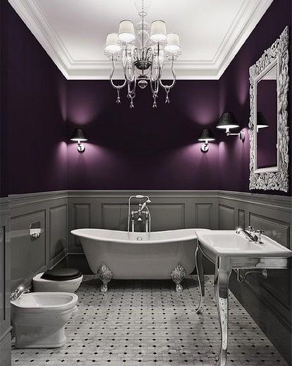 Насыщенный фиолетовый цвет стен в ванной комнате