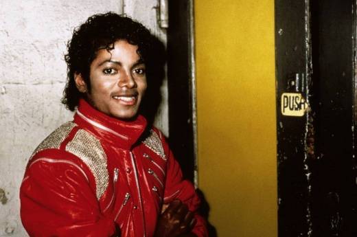 Майкл Джексон на съёмках клипа на песню Beat it в красной кожаной куртке