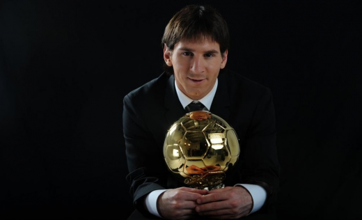 Именитый аргентинец в 2009 г. со своим первым “Золотым мячом”.