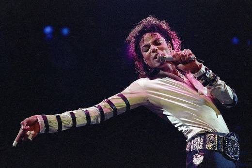 Майкл Джексон танцует