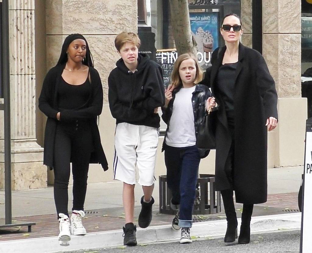 Анджели́на Джоли́ на прогулке с детьми